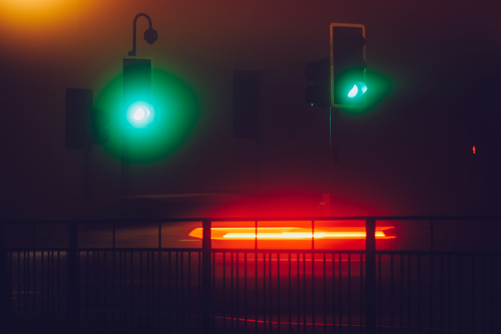Red traffic light against a city backdrop, symbolizing driver's license points and traffic violations